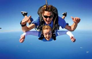 娱乐吃瓜酱跳伞视频大全,高空惊险！娱乐吃瓜酱跳伞视频大全集锦